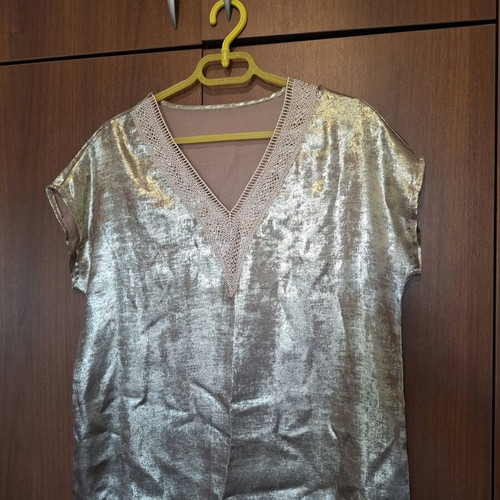 Metallic Gold Top Gold Glow like new, size L