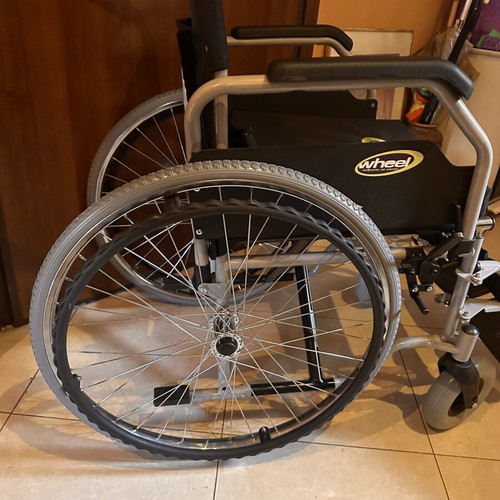 Wheel wheelchair new, folding and clean