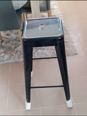 Stand table new with 5 stools