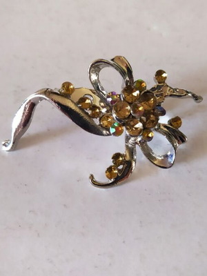 Bow brooch like new, 5cm length, in gift box
