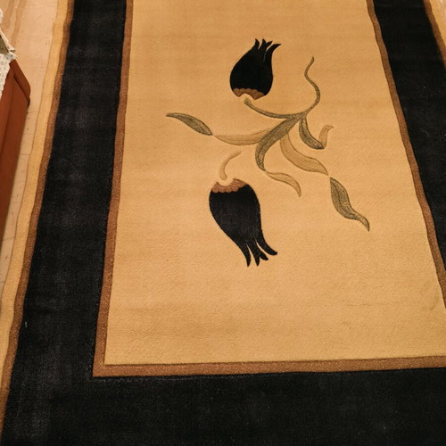Living room rug with modern design like new, size 2.14x2.85