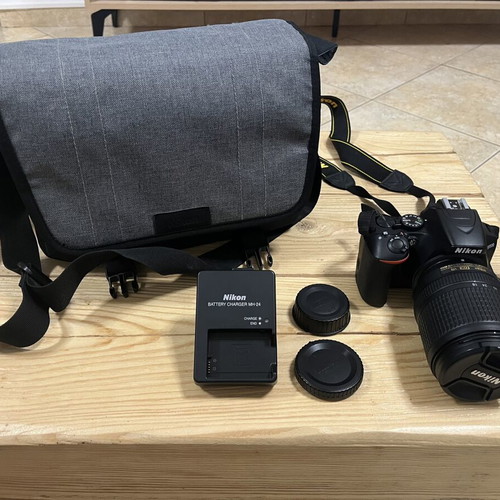 Nikon D3500 camera kit like new with 18-140mm VR lens and bag