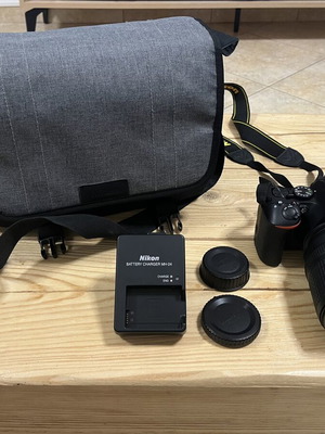 Nikon D3500 camera kit like new with 18-140mm VR lens and bag