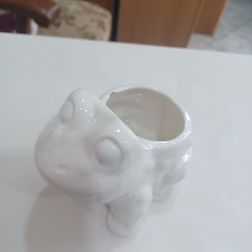 Frog planter used with small chip, height 11 cm