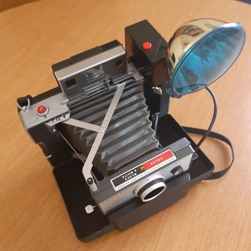 Collectible fully functional POLAROID 101 LAND CAMERA 1967 - With Flash and Carrying Case
