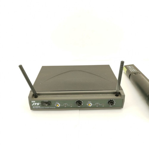 Wireless microphone with connection amplifier used