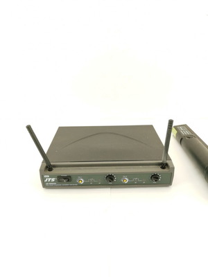 Wireless microphone with connection amplifier used