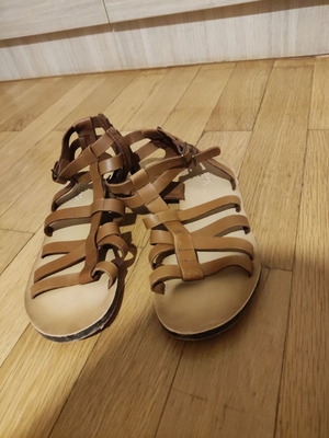 Πέδιλα Zara μεταχειρισμένα, νούμερο 35, καφέ gladiator για κορίτσια