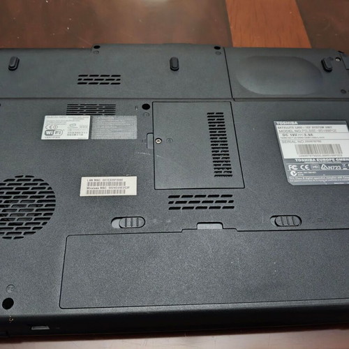 Toshiba Satellite L300‑1EF 15.4" used laptop for parts