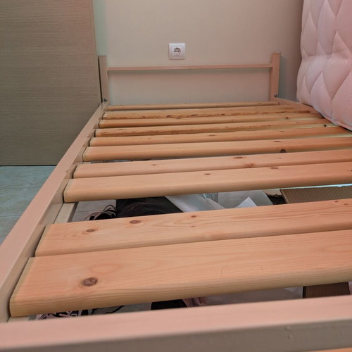Metal bed frame like new, pink with wooden slats, 200x98 cm
