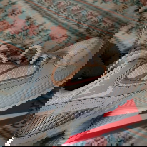 Nike Shox μεταχειρισμένα σε λευκό με χρυσές λεπτομέρειες μέγεθος 39