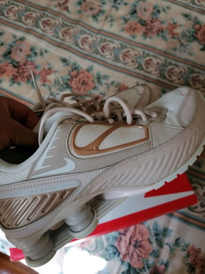 Nike Shox μεταχειρισμένα σε λευκό με χρυσές λεπτομέρειες μέγεθος 39