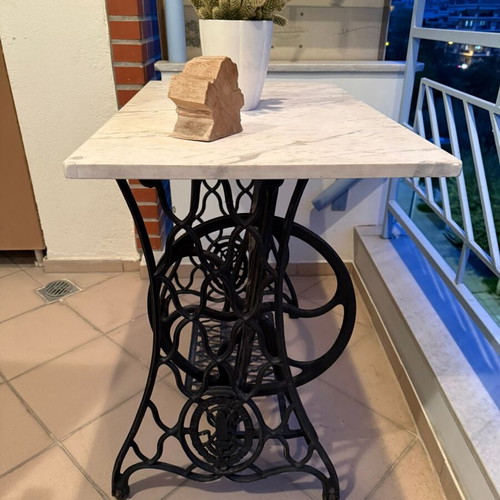 Vintage Singer table with cast iron base like new, industrial style