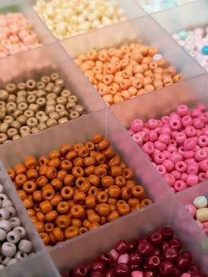 Bead case like new with colorful beads
