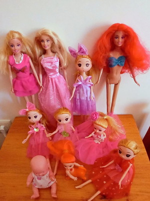Dolls pack of 11 like new