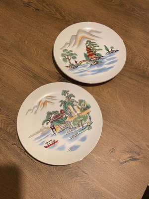 Set of 2 Japanese plates like new