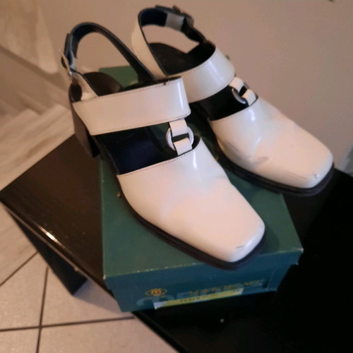 Vintage Manas Lea Foscati white leather sandals like new, size 38