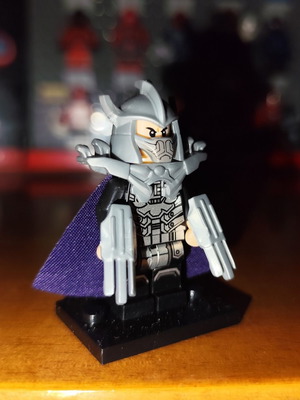 Shredder figure like new with base, purple cape, armor