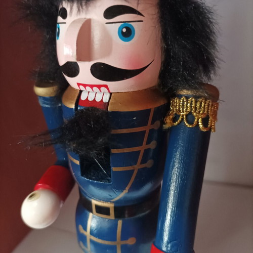 Ξύλινος καρυοθραύστης vintage χειροποίητος βαμμένος με λάκκα μεταχειρισμένος