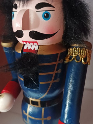 Ξύλινος καρυοθραύστης vintage χειροποίητος βαμμένος με λάκκα μεταχειρισμένος