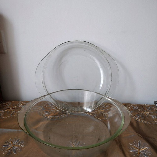 Heat-resistant cookware used, round with handles 30x25x12 cm