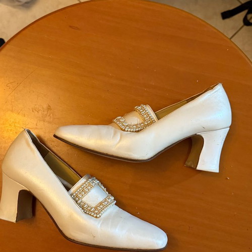Bournazos bridal pumps with pearls like new, size 39, white