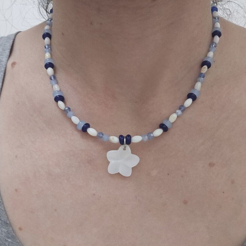 Shell flower necklace with dark blue beads, new, stainless clasp