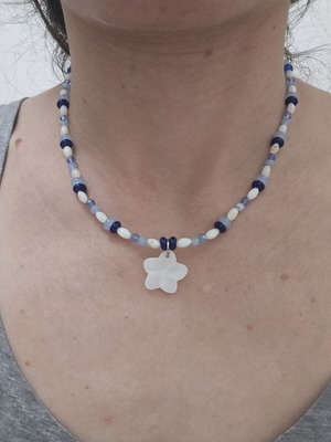 Shell flower necklace with dark blue beads, new, stainless clasp