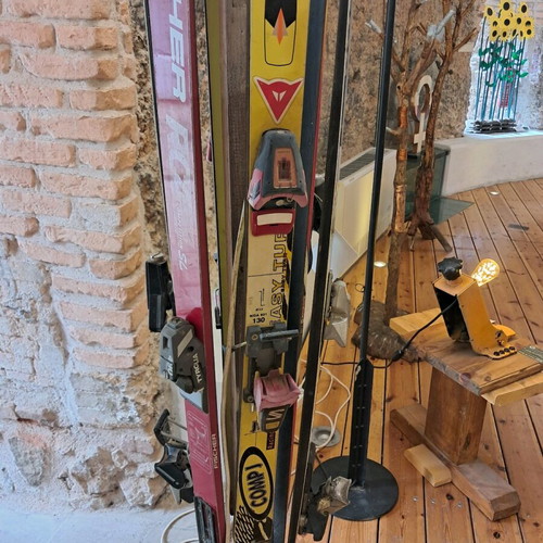 Ski floor lamp with skis like new, decorative