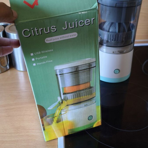 Portable electric rechargeable citrus juicer, white