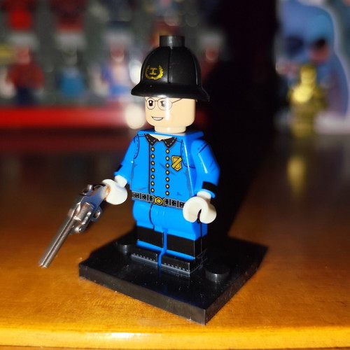 Police Officer minifigure from Red Dead Redemption 2 like new with stand and pistol