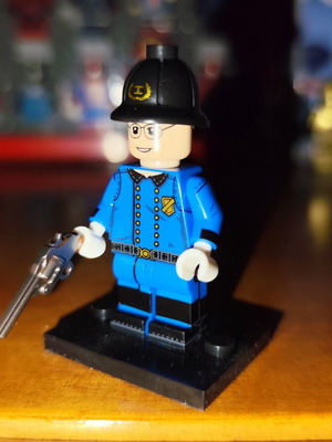Μινιφιγούρα Police Officer από Red Dead Redemption 2 σαν καινούργιο με βάση και πιστόλι