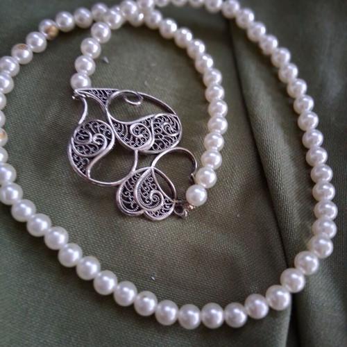 Vintage Atelier necklace like new, white and silver