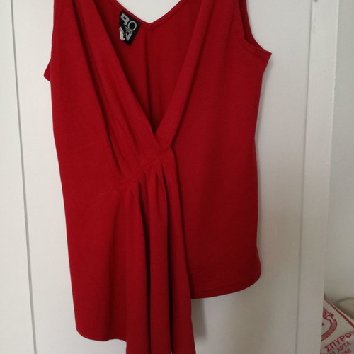 Red top used, size M