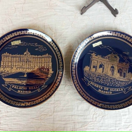 Decorative porcelain plates like new, set of 2, dark blue with gold