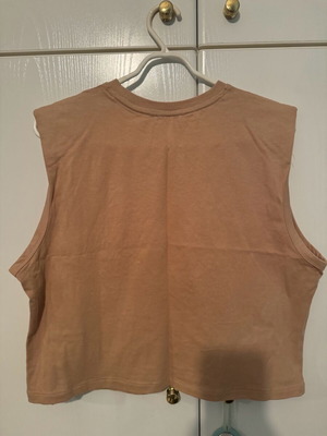 Μπλουζάκι Bershka μεταχειρισμένο, μακό crop top μπεζ, κοντομάνικο με βάτες