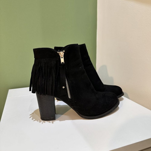 Black ankle boots with fringes and thick heel size 39 used