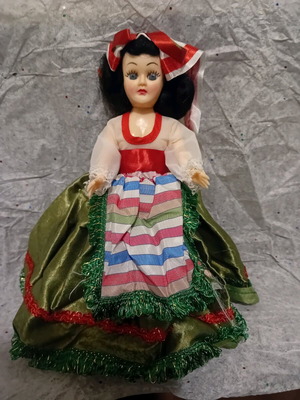 Dolls of the World AR Italy like new