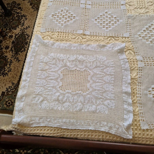 Handmade crochet table linens set of 6, like new, white and other colors