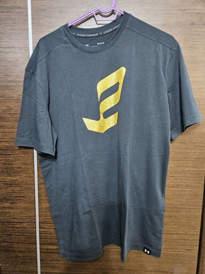 Under Armour men's short-sleeve shirt medium like new, black with gold print