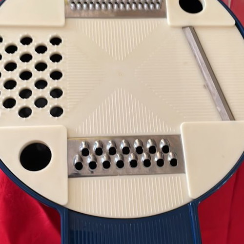 Grating container for cheese and vegetables new with storage container