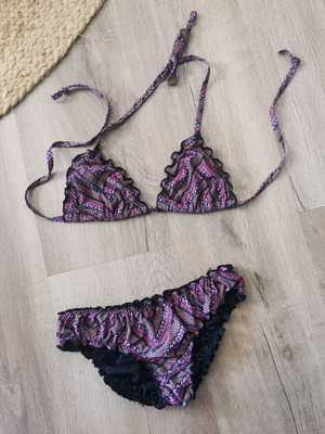 Calzedonia σετ μπικίνι με ζιγκ ζαγκ σχέδιο και βολάν σε μωβ, μέγεθος XS