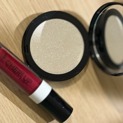 Κραγιόν και highlighter καινούργια με υπέροχες αποχρώσεις