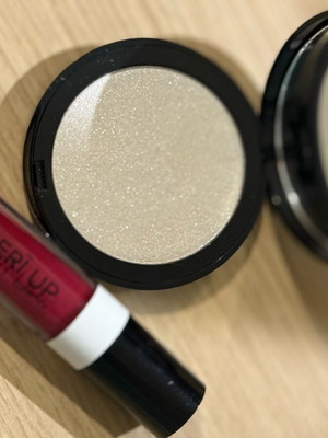 Κραγιόν και highlighter καινούργια με υπέροχες αποχρώσεις