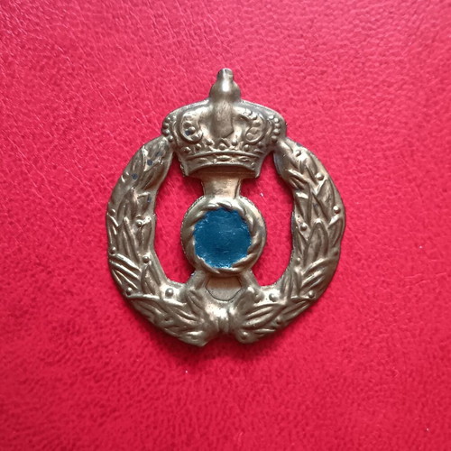 Collectible metal military royal insignia like new
