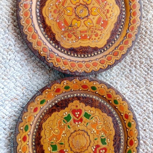 Wooden carved decorative plates, diameter 18cm, set of 2