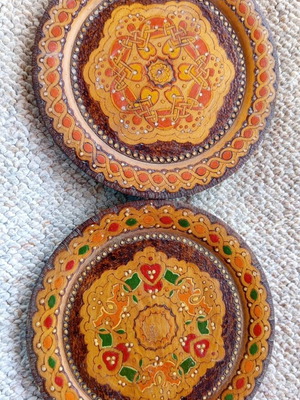Wooden carved decorative plates, diameter 18cm, set of 2
