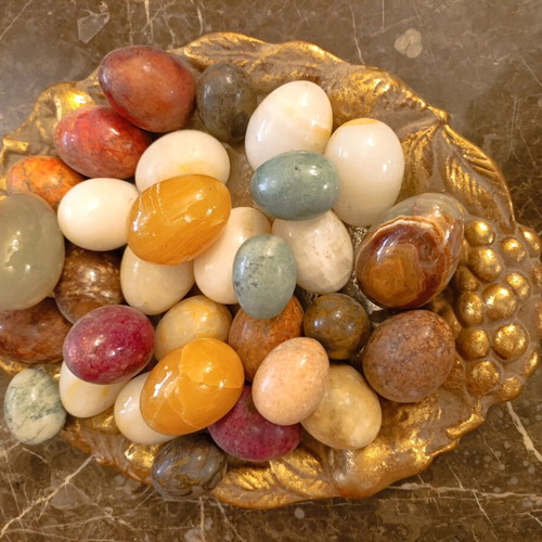 Decorative eggs used from natural semi-precious stones and marble
