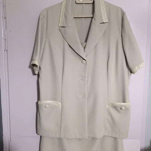 Women's suit like new, summer spring, short sleeve, pistachio color