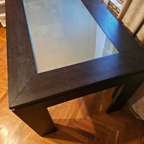 Dining table like new, solid wood with elegant design